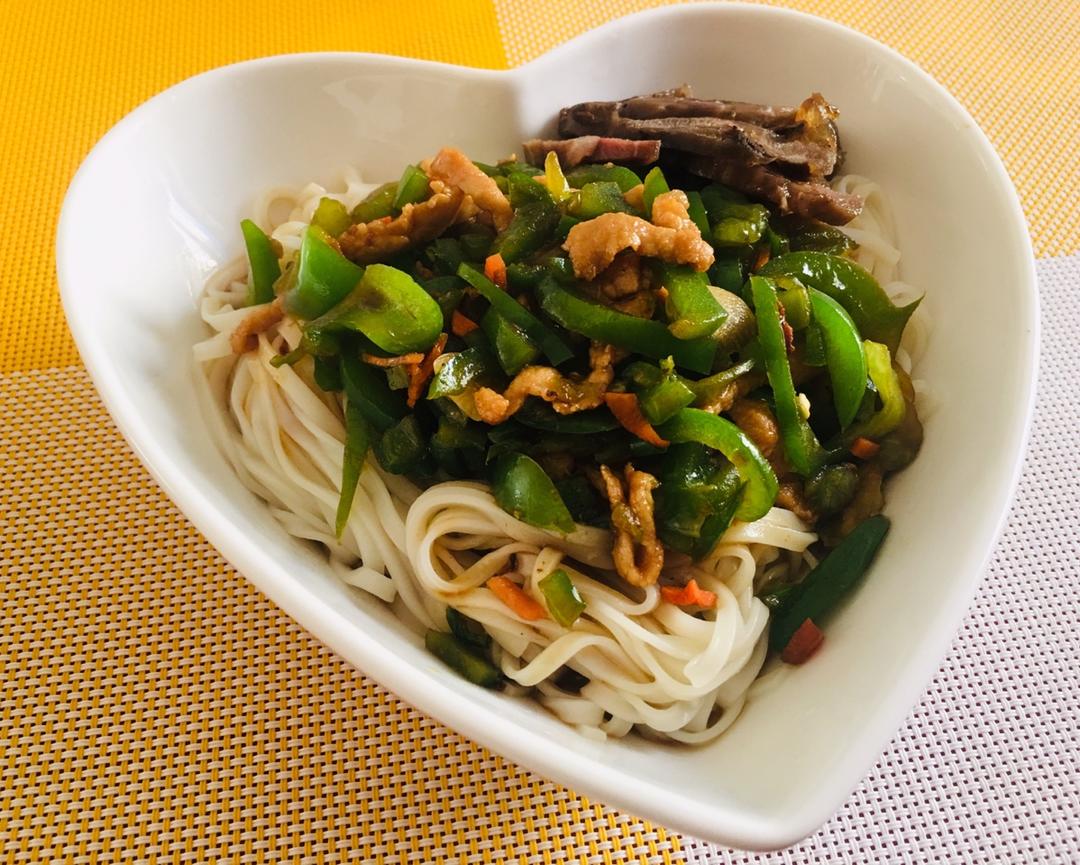 笑着吃光自己做的难吃菜做的青椒肉丝拌面