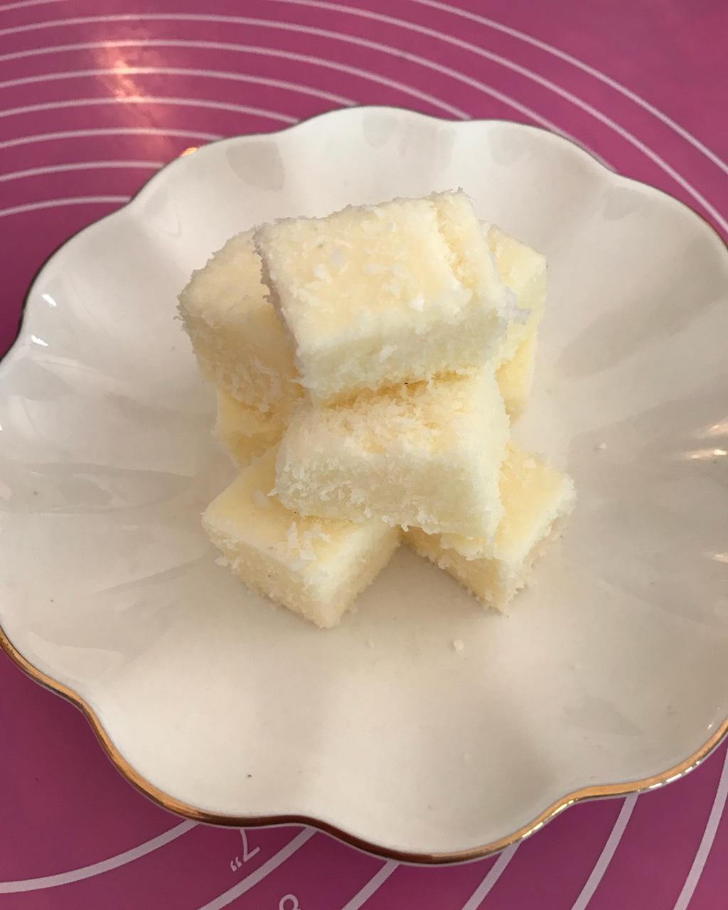 迷裳可可做的椰蓉牛奶小方