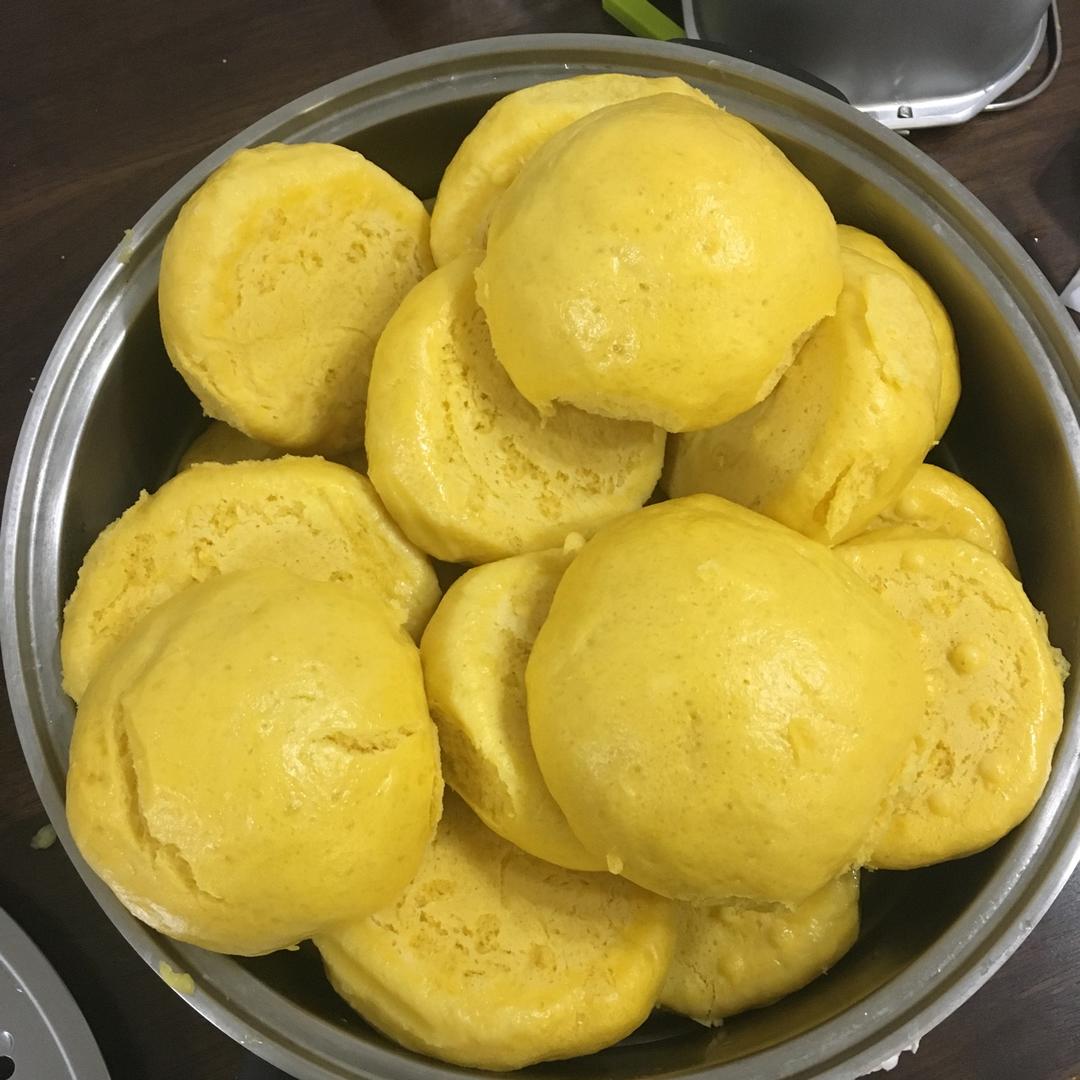 小飞爱吃做的新手也可以--详解如何做出人见人爱,金黄的南瓜馒头