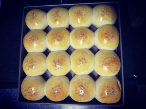 揉面不用厨师机不用粘手也能做出拉丝的红豆沙小面包的做法 步骤5