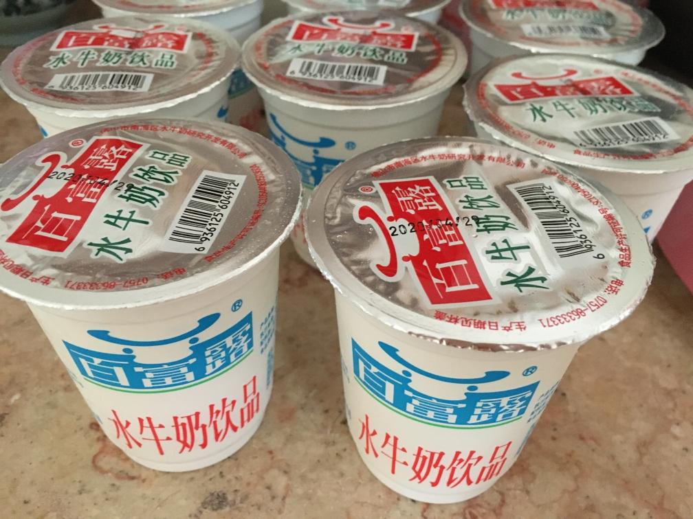 准备好6-8瓶百富露水牛奶(因百富露水牛奶已经有甜味了,所以不用再加