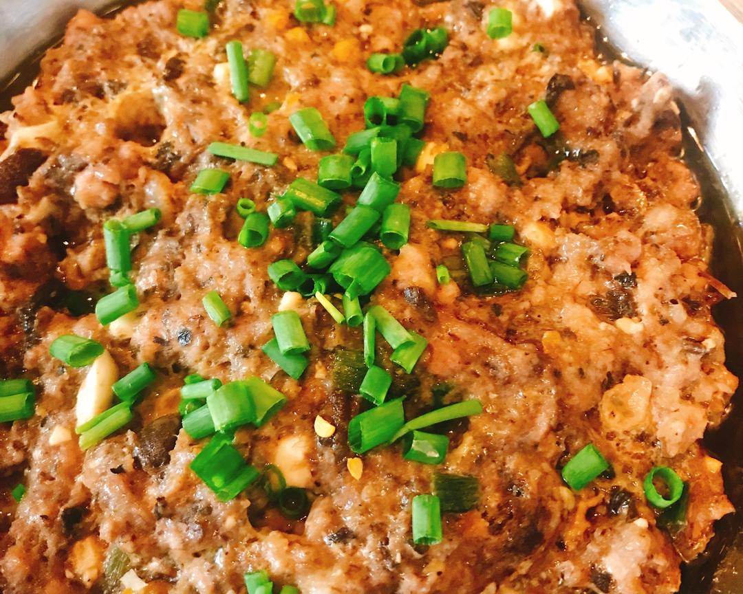 很浪费米饭的梅菜咸蛋蒸肉饼