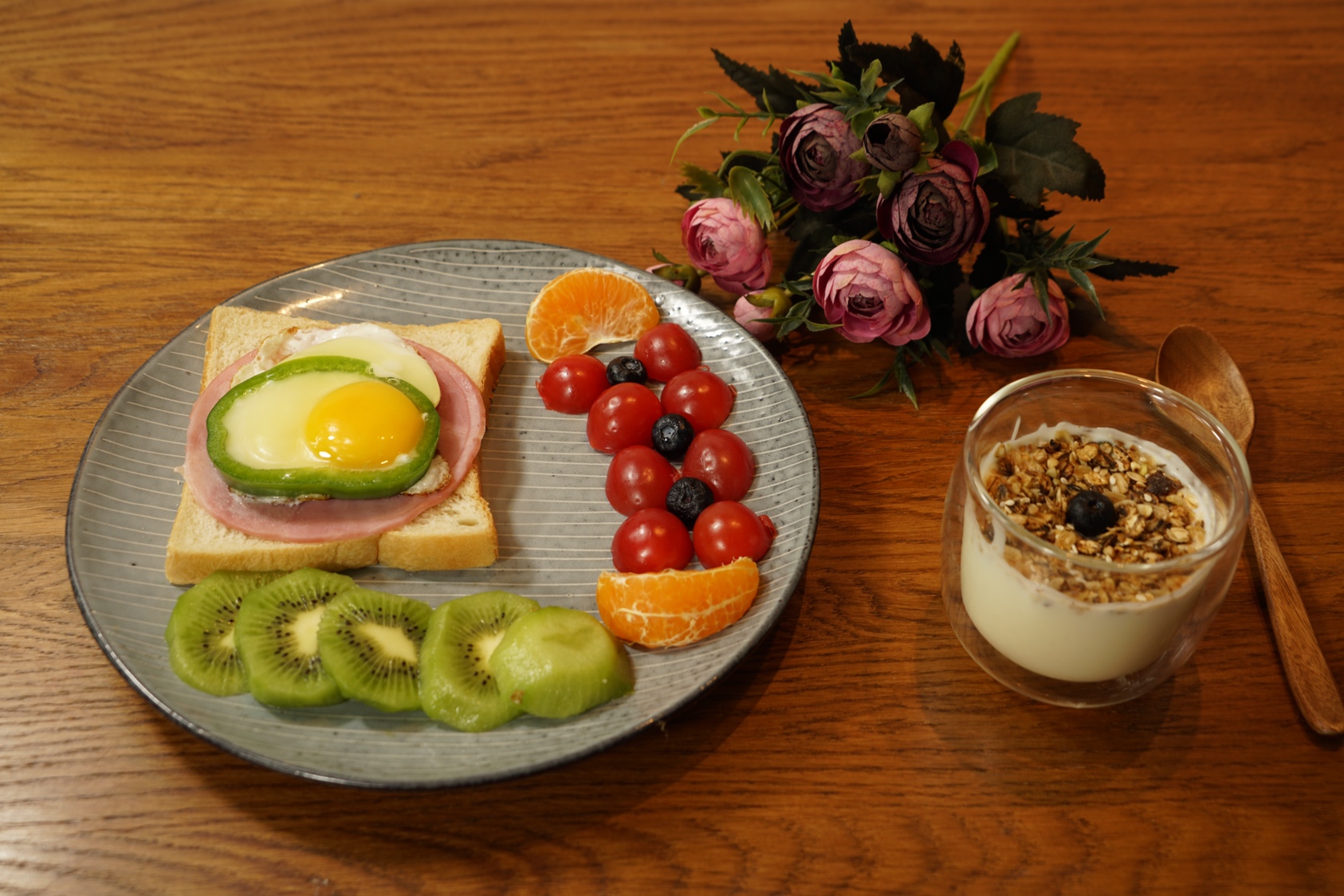 精致早餐360式:酸奶燕麦配吐司煎蛋