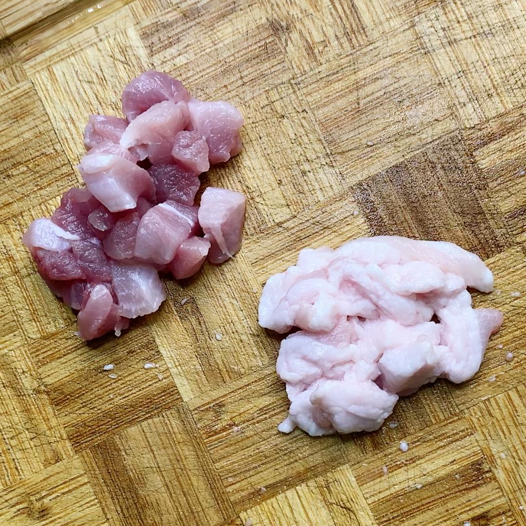 猪肉洗净,肥肉和瘦肉分开切成小块
