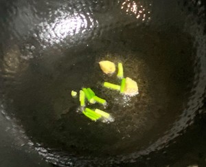 【孕妇食谱】小酥肉烩南瓜,色泽鲜艳又营养全面,孕妇营养一餐补全!的做法 步骤2
