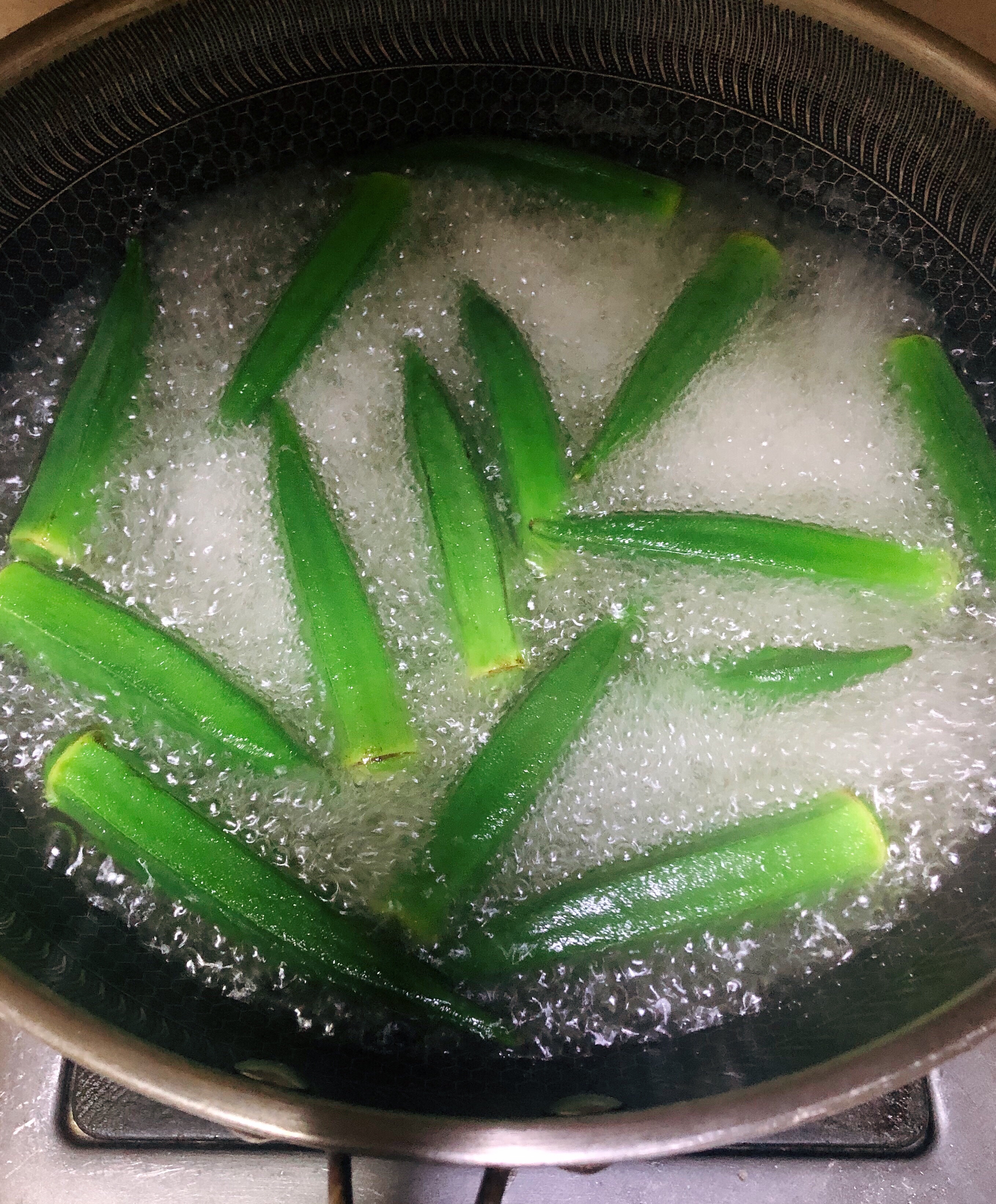 将锅里加水烧开后,秋葵倒进去煮两分钟取出,冲下凉水备用.
