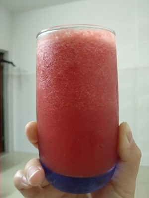 鲜榨纯西瓜汁的做法 步骤7