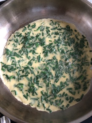超简单的早餐 韭菜鸡蛋饼的做法 步骤6
