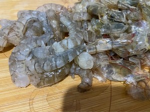 青花椒炒虾仁(江津九叶青)的做法 步骤3