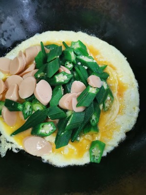 秋葵香肠炒鸡蛋的做法 步骤1
