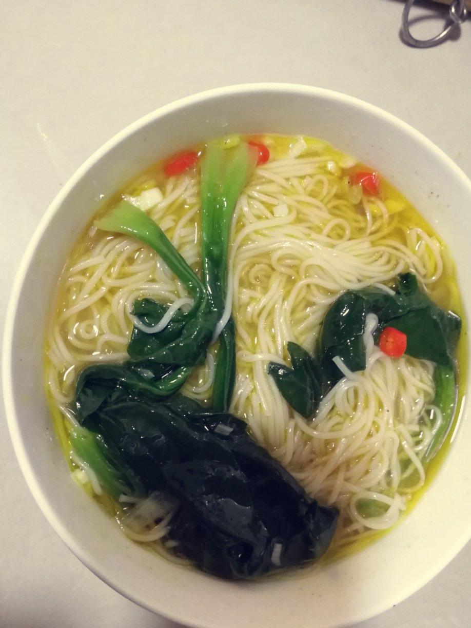 珊珊喜欢吃饭饭做的一碗热汤面