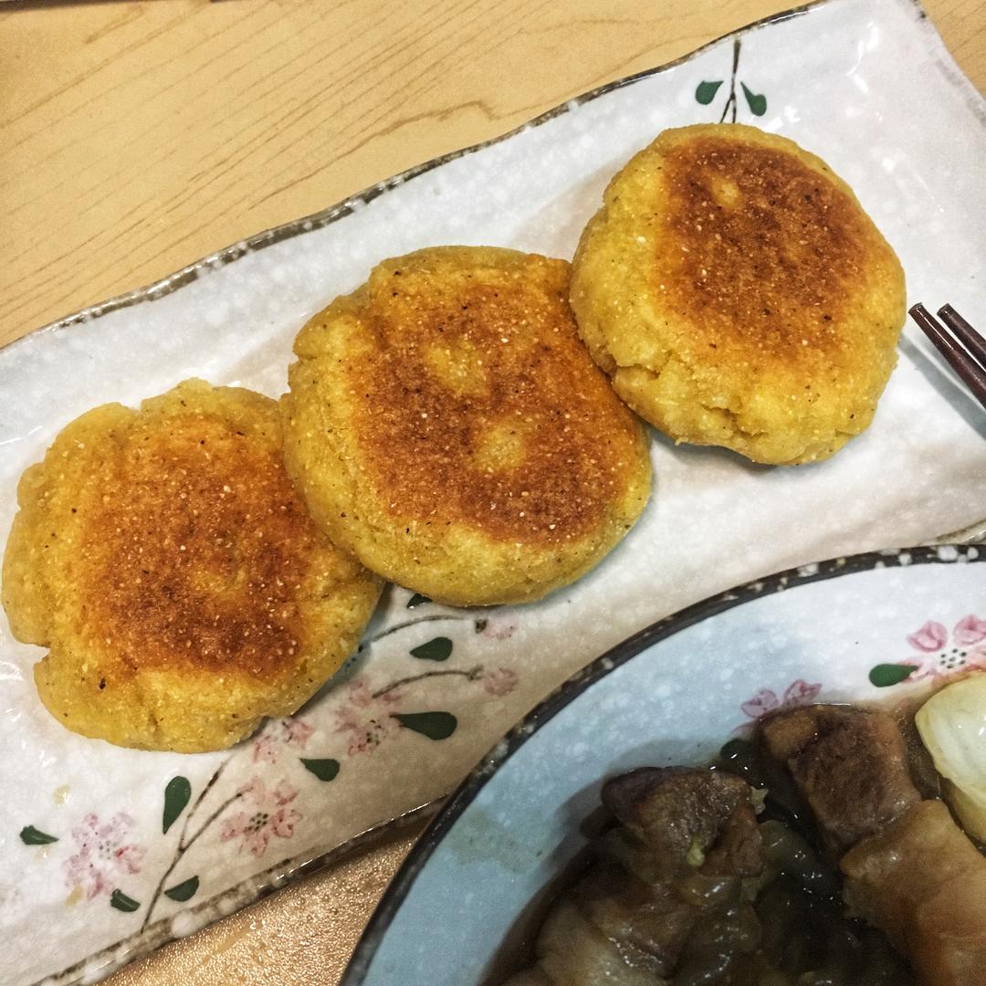 【玉米粉贴饼子的做法步骤图,怎么做好吃】看