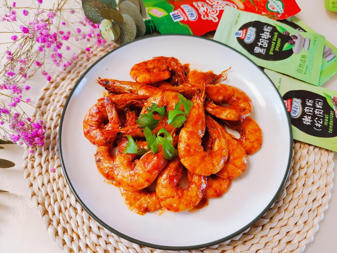油焖大虾 超级美味呢,小朋友超级爱吃 嗦一口浓郁的汤汁,剥开虾仁q弹