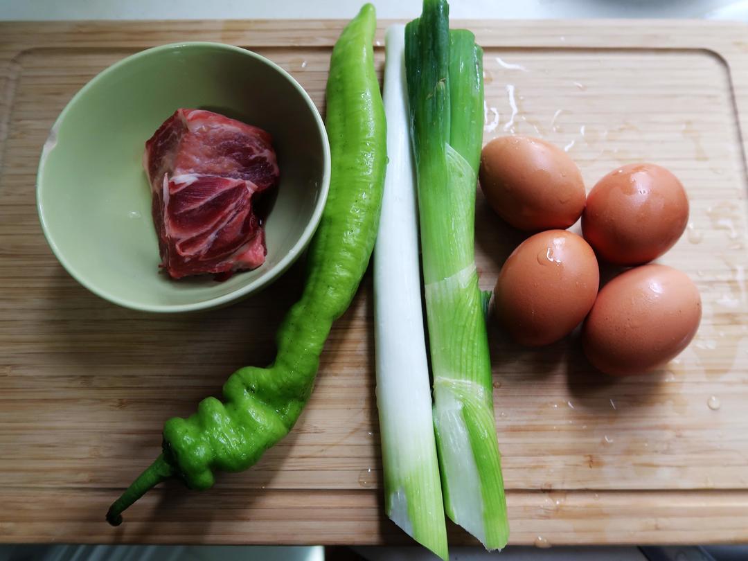快手午餐便当饭盒——尖椒肉丝和大葱炒蛋