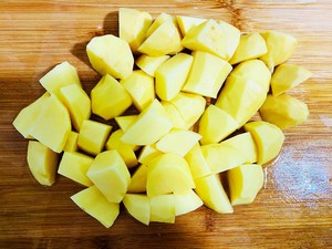 土豆鸡腿砂锅煲的做法 步骤3