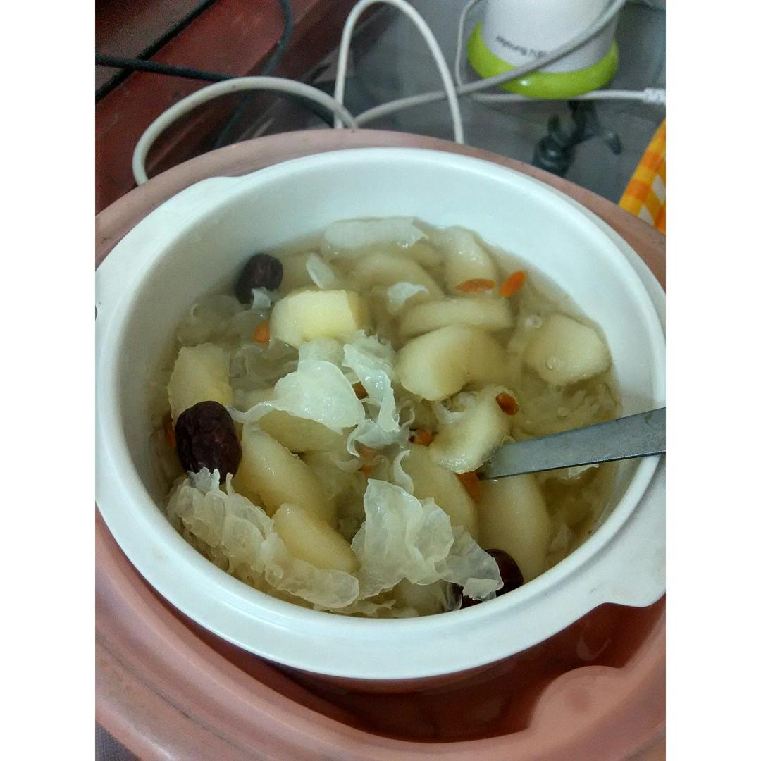 冬小雨做的冰糖雪梨银耳羹