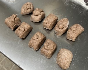 黑全麦蝴蝶结面包/健身减脂的最爱的做法 步骤7