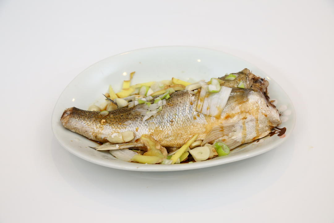 《肿瘤食谱100道》--微波炉蒸鲈鱼(补充优质蛋白质、Omega-3不饱和脂肪酸和维生素D)