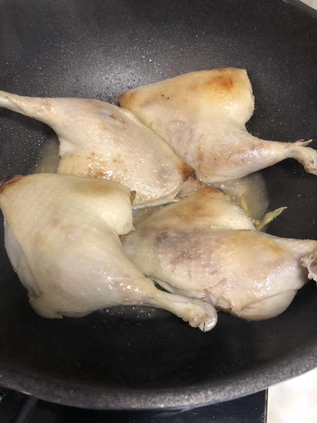 主页 菜谱大全 酱鸭腿 酱鸭腿的做法 焯水去腥:清洗好的鸭腿加入图片