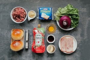 牛肉培根汉堡的做法 步骤1
