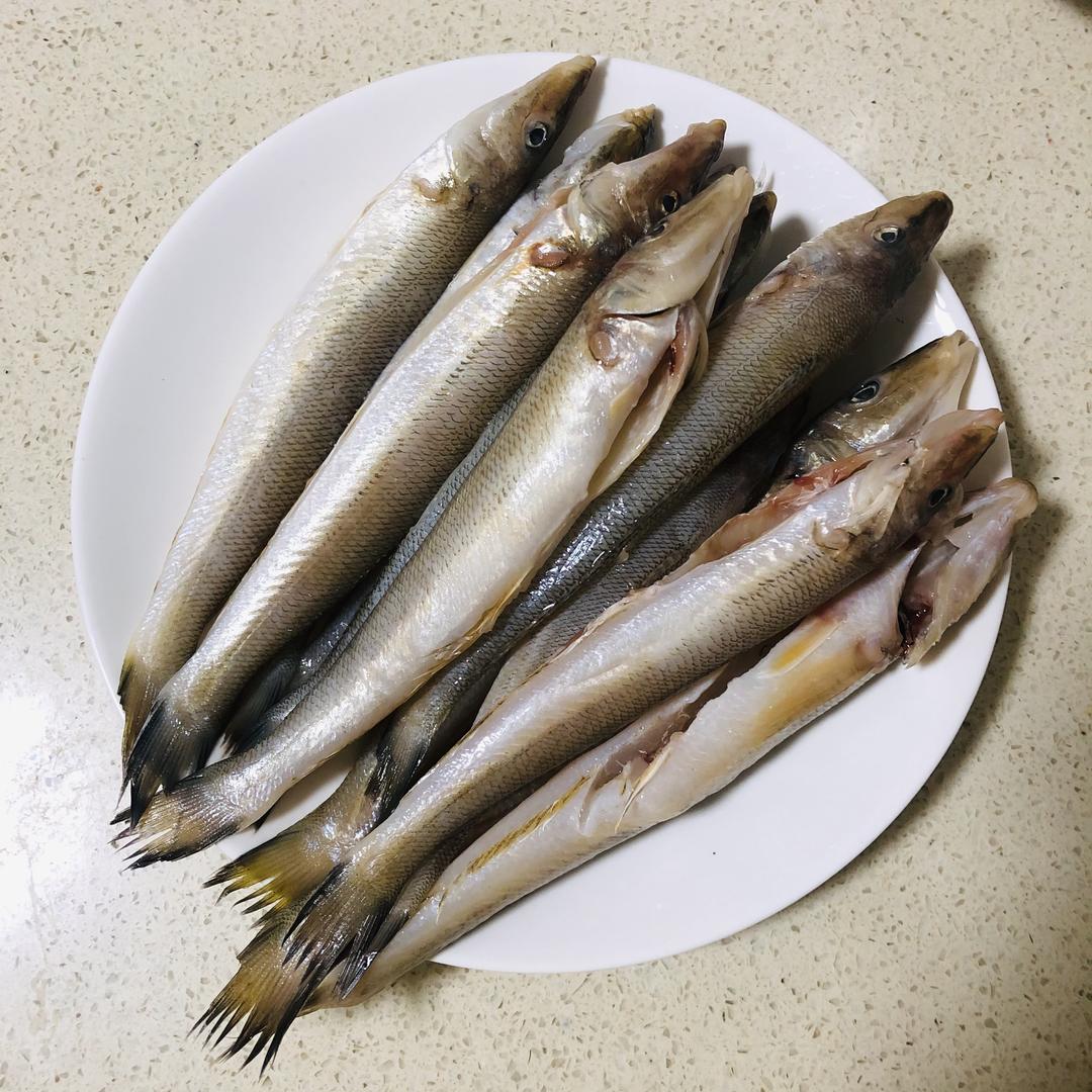 沙丁鱼去鳞杀净,清洗干净