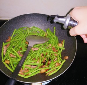 适合夏天的豆角炒肉的做法 步骤12