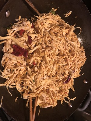 柠檬叶干鸡丝的做法 步骤3