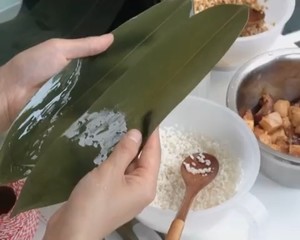 牛角小粽子包法视频详解---白粽&鲜肉粽的做法 步骤7