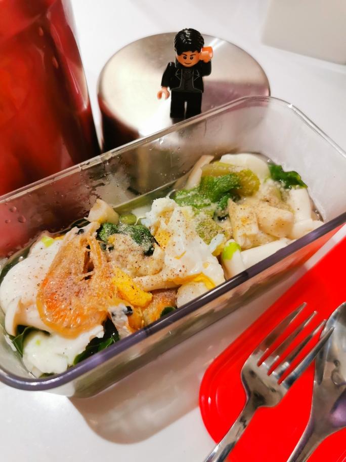 焖烧杯鸡蛋丝瓜海鲜菇拌生菜的做法 步骤3
