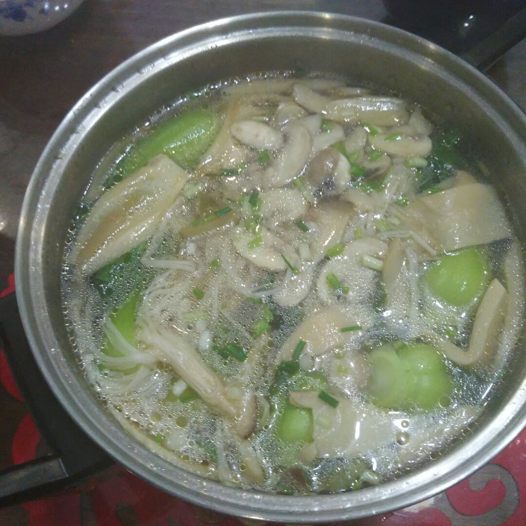 斯文和思文做的快手青菜蘑菇榨菜汤
