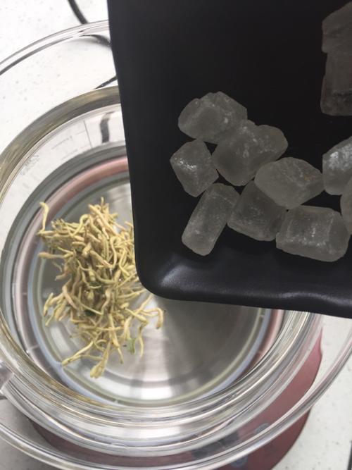金银花冰糖煮水
