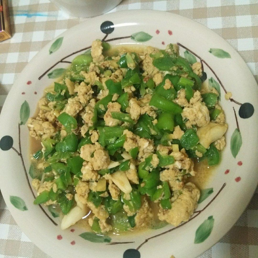 辣 辣椒炒鸡蛋 galaxy烦做的辣椒炒鸡蛋  赞 青辣椒,小红辣椒,鸡蛋,盐