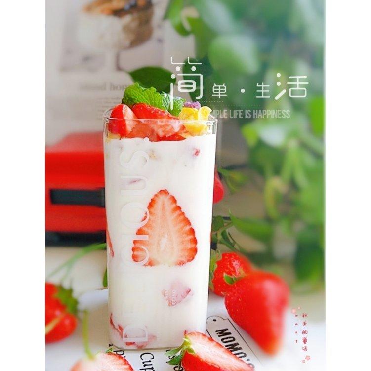 秋天的童话wang做的草莓坚果麦片酸奶杯