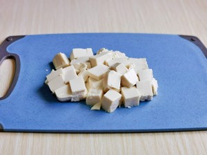 5分钟快手菜,红油皮蛋豆腐,好吃到爆的做法 步骤2