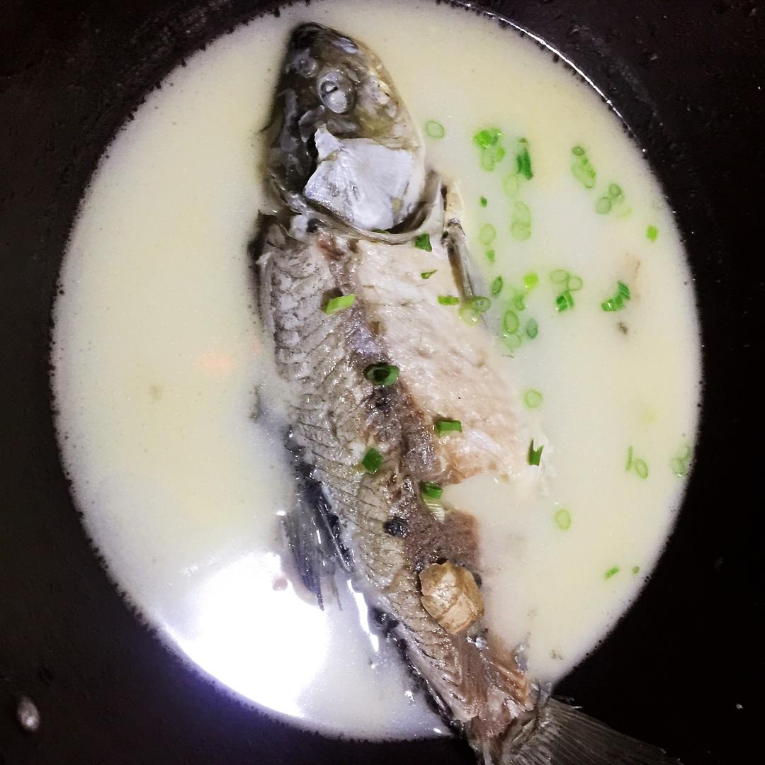 手机用户8188_h1yc做的清炖鲫鱼汤 三个关键步骤让你轻松炖出汤浓味鲜