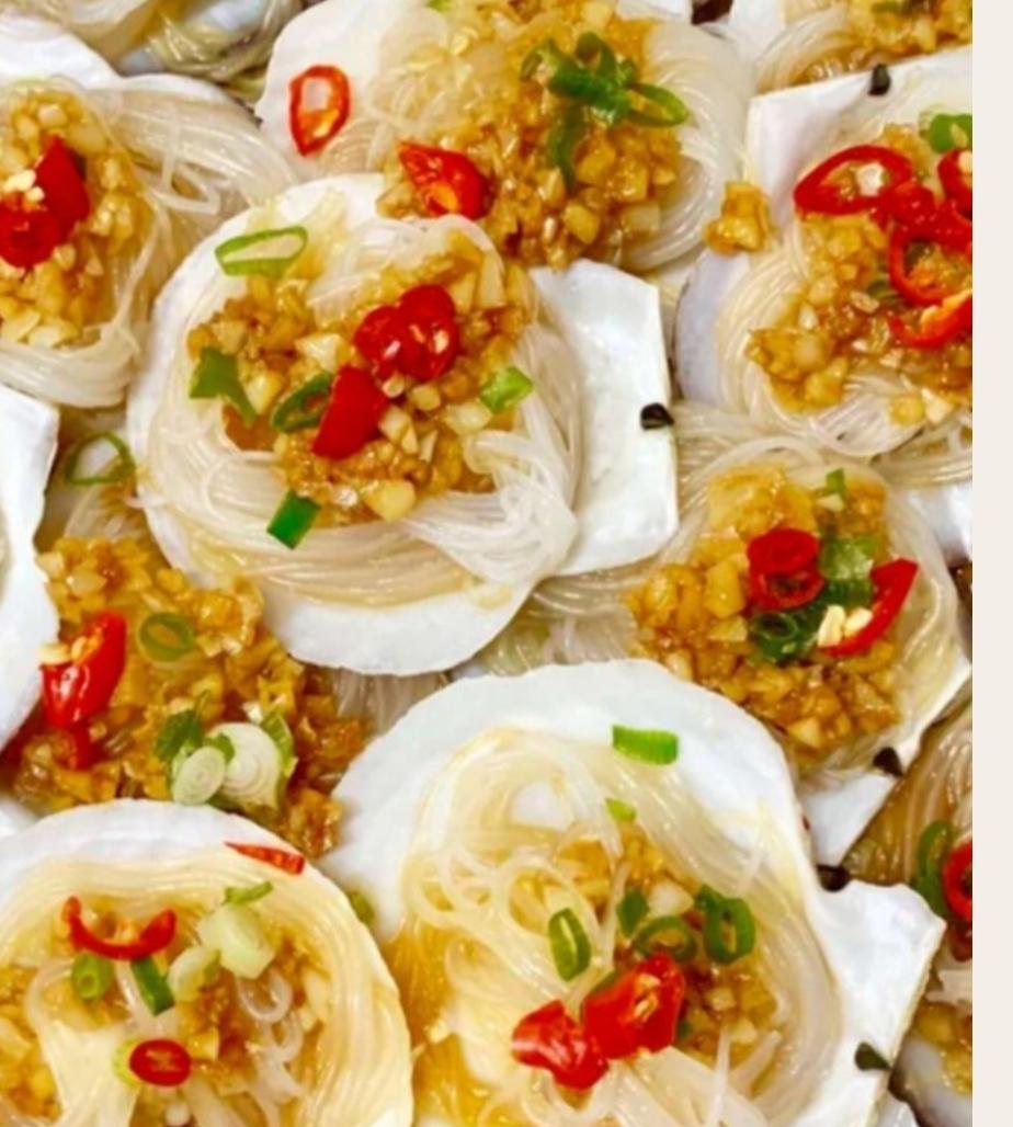 蒸 蒜蓉粉丝蒸扇贝 蒸锅铺锡纸,每个贝上加蒜蓉油.