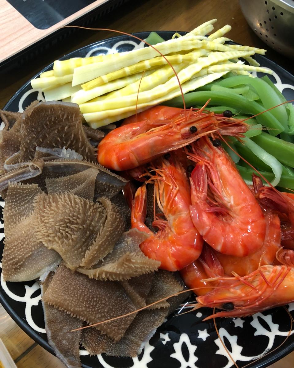 喜爱下厨的萌晓韬做的火锅配菜