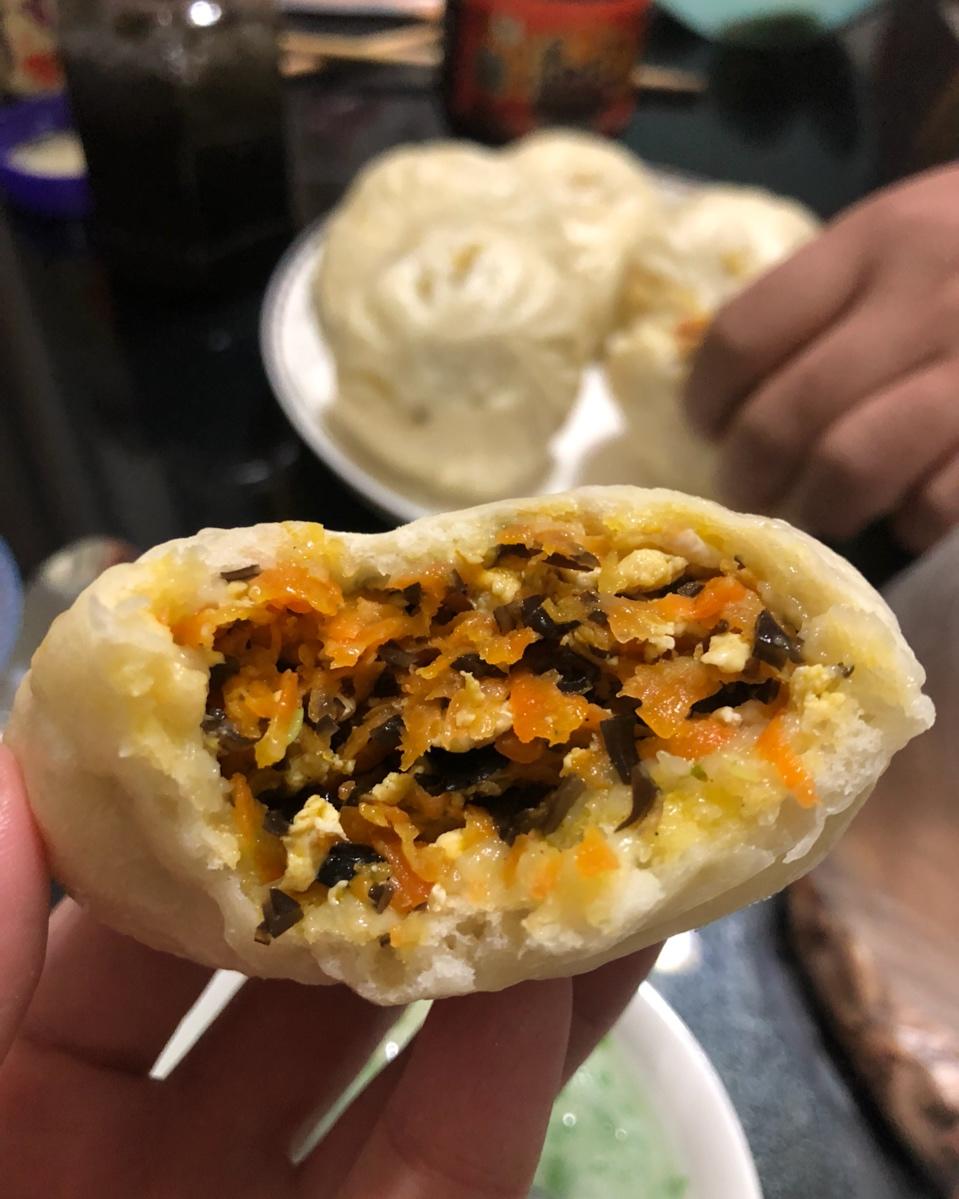 咖啡与花茶做的胡萝卜木耳鸡蛋素包子