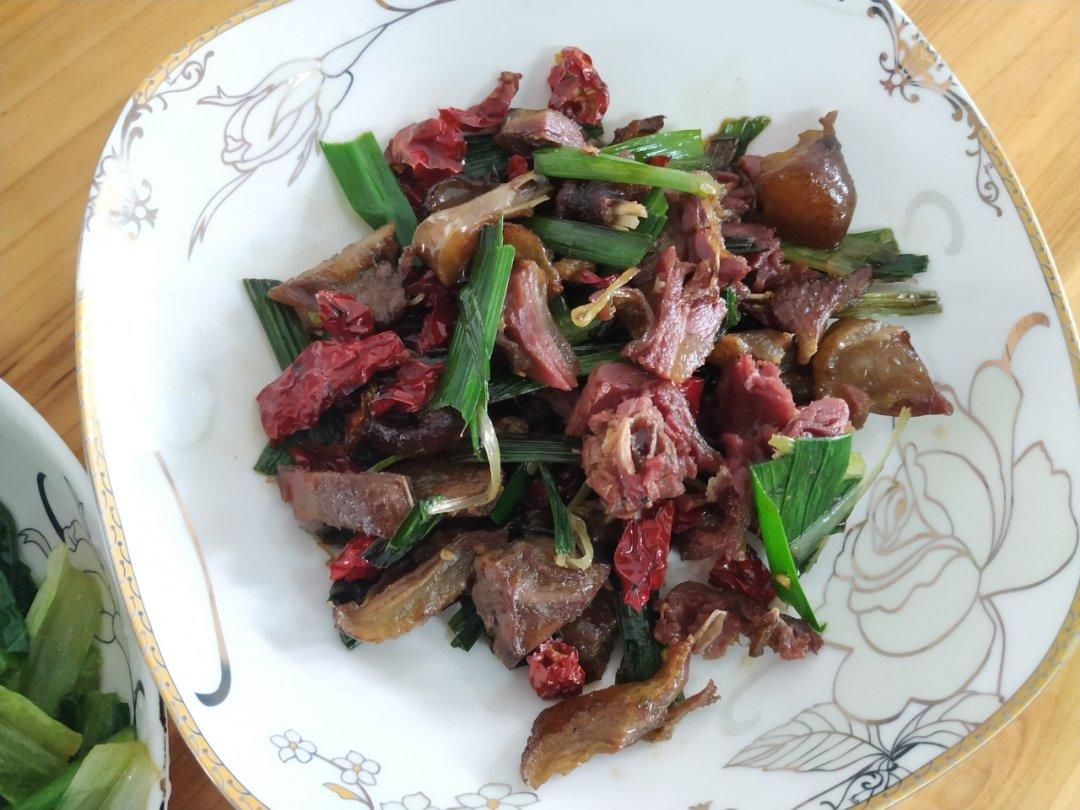 一条鱼叫尼莫做的蒜苗炒腊鸭腿