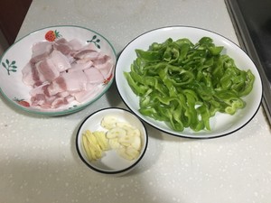 超级下饭的辣椒炒肉的做法 步骤1