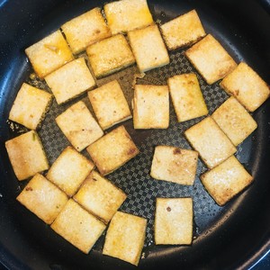 无敌下饭!青椒腊肉酱爆豆腐的做法 步骤2