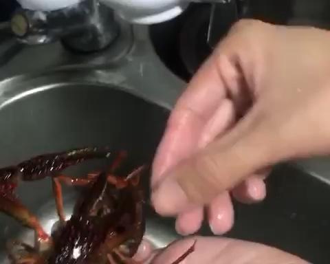清洗小龙虾的做法 步骤2