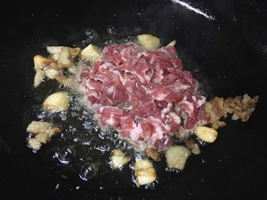 芹菜香干炒肉的做法 步骤3