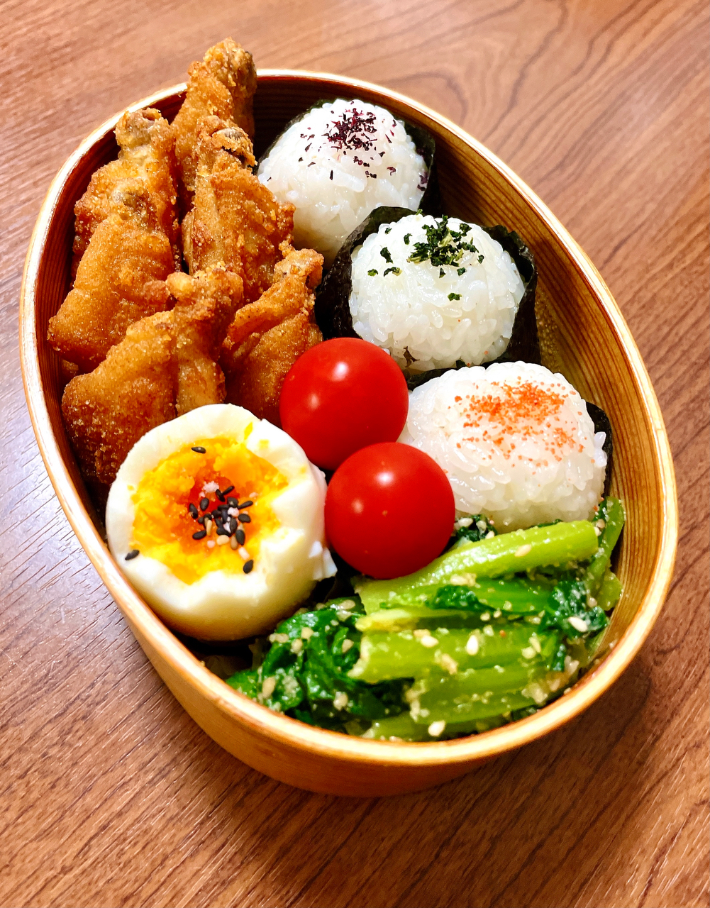 月亮riku做的高中生的午餐便当三色饭团炸鸡翅