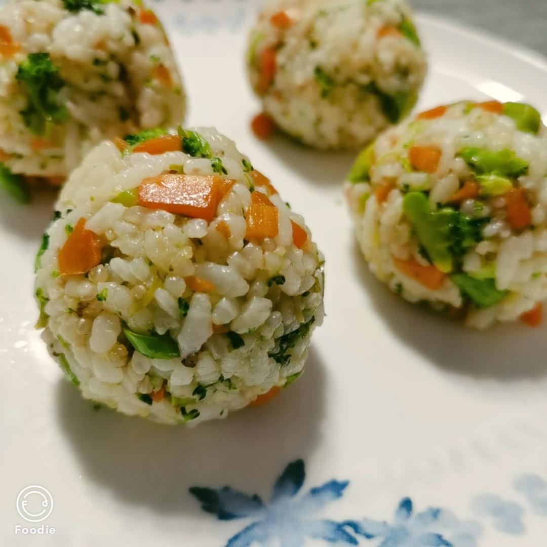 朱莉爱做早餐做的蔬菜杂粮饭团