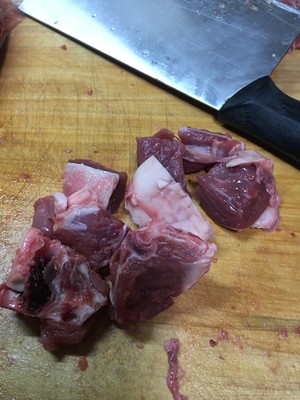 超鸡好吃的羊肉烧胡萝卜的做法 步骤1
