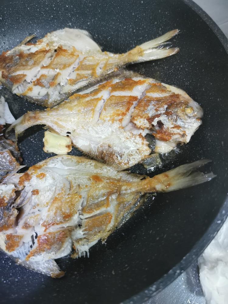 香煎鲳鱼的做法 步骤13