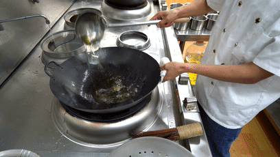 厨师长教你:“拔丝土豆”的江湖做法,香甜可口,先收藏起来