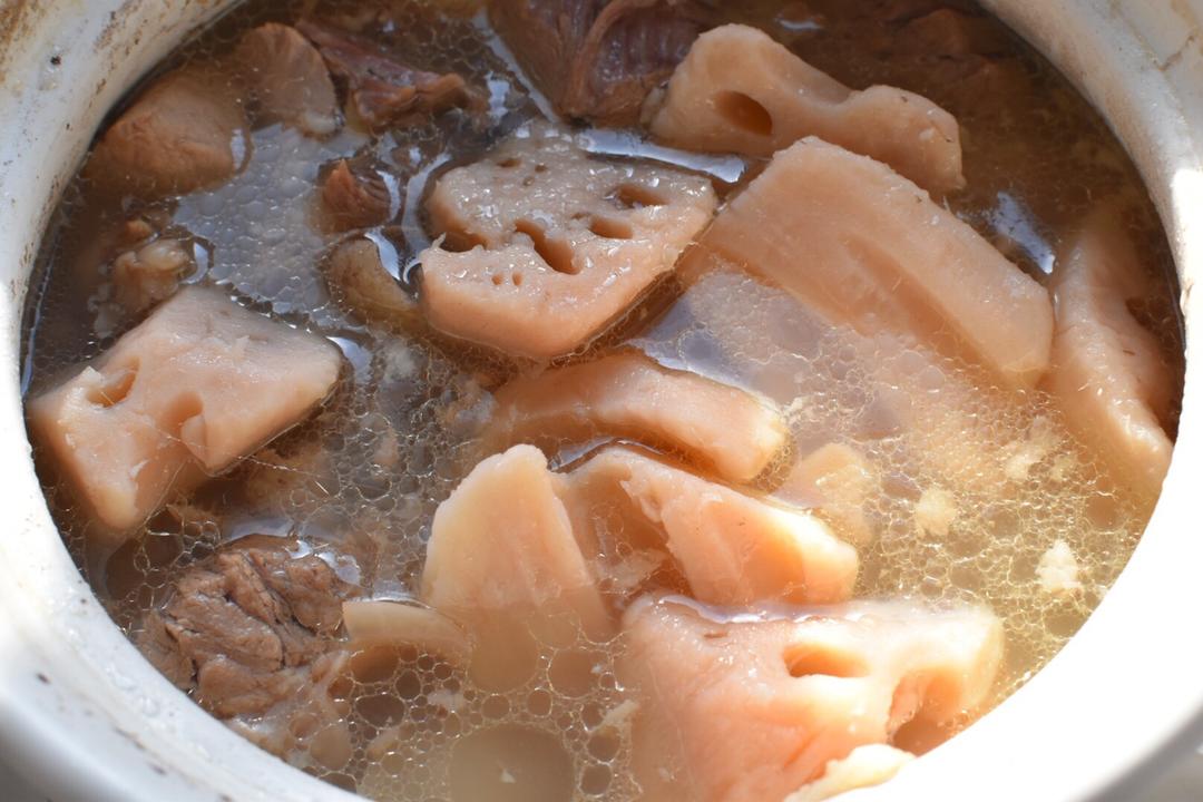 vikinnng做的筒子骨煨藕汤