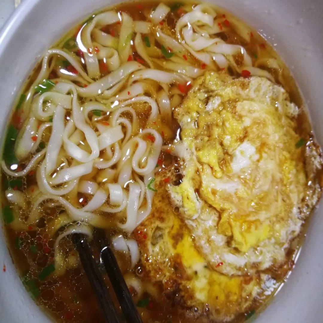 帅超神了做的快手早餐之元气清汤面